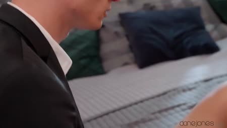 Lady Dee крутит аппетитной попкой и раскладывается на кровати