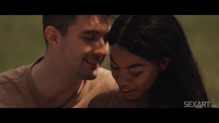 Мужик прет милую негритяночку на природе