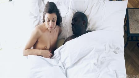 Alyssa Reece разбудила чернокожего бойфренда сексуальными ласками №1