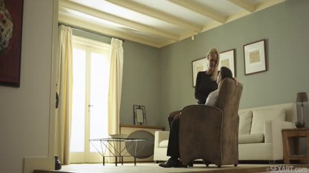 Блонди с большой грудь нежно седлает пенис мужика в кресле №1