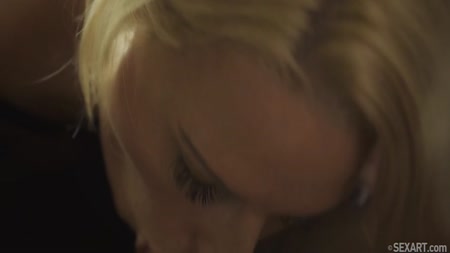 Блонди с большой грудь нежно седлает пенис мужика в кресле №4