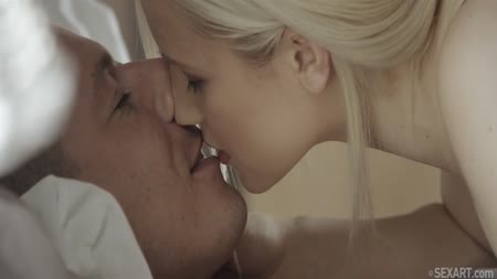 Молодая пара обменивается ласками и нежно спаривается в кроватке №1