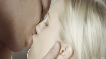 Молодая пара обменивается ласками и нежно спаривается в кроватке №8