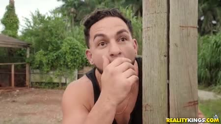 Девахи с шикарными попами ласкаются с челом в кузове машины