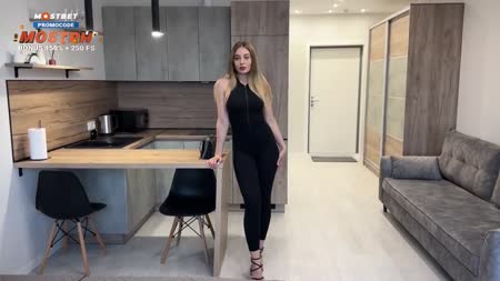 Милфа накачала жопу и любит ходить по дому в обтягивающих нарядах №1
