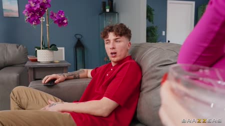 Рыженькая самка принялась сосать елдак в сортире