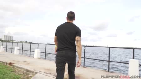 Пухлая бабенка вдавливает паренька в диван