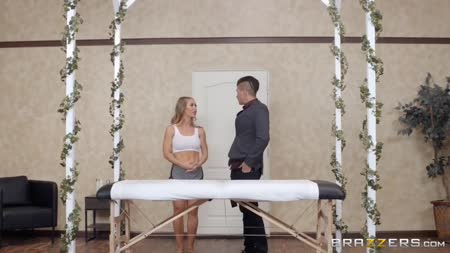 Масляная Nicole Aniston умеет возбуждать клиентов №1