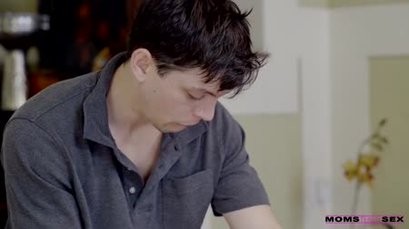 Две блондинки нимфоманки соблазнили массажиста на групповуху