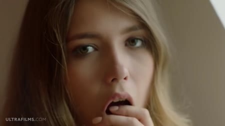 Молодая с большой грудью доставила себе кайф мастурбацией №2