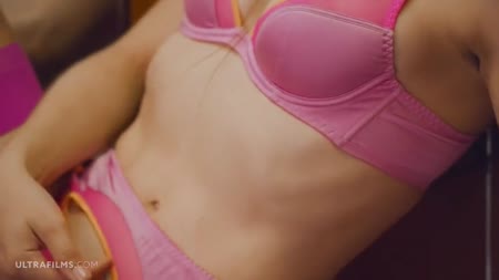 Красивая брюнетка застряла в лифте и решила помастурбировать №2