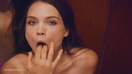 Красивая брюнетка застряла в лифте и решила помастурбировать №5