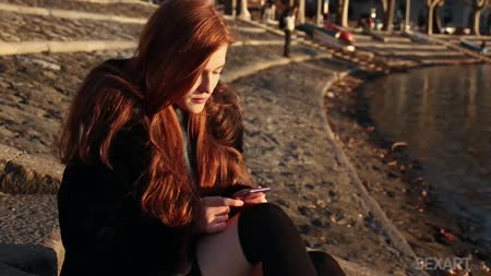 Рыжая Jia Lissa завершила прогулку сексом на большом дилдо №1