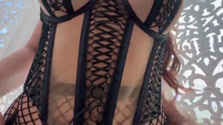 Рыжая милфа с большой жопой совершает подвиг на огромном члене №1