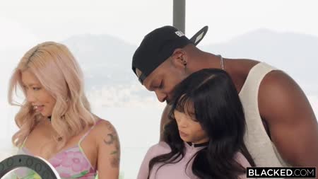 Гламурные девицы заводят мужика на групповуху №1