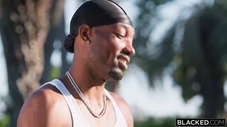 Азартная брюнетка справилась с двумя черными пенисами №1