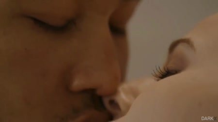 Riley Nixon возбудилась от ласк негра и попробовала его большой член №1