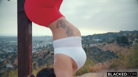 Спортивная блондинка Ella Reese показала африканцу свою гибкость №1
