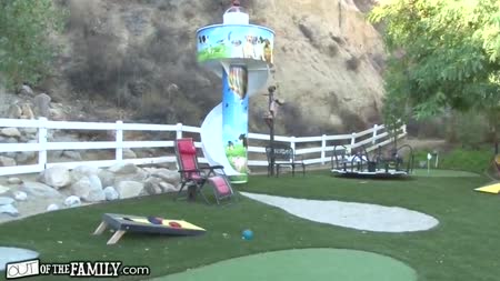 Чувак покатал Сару Банкс на карусели и жестко чпокнул там же №1