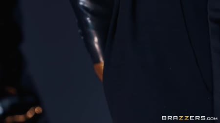 Секс кукла Demi Sutra оседлала хер охранника №1