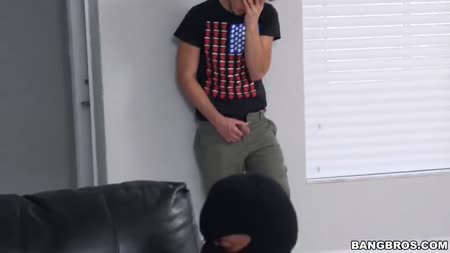 Пока паренек не але, его спортивная девушка покоряет вершины с негром №7