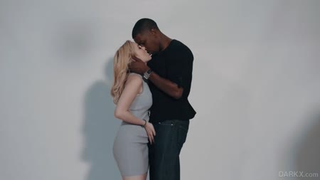 Фигуристая блонди раздвинула ноги перед черным №2