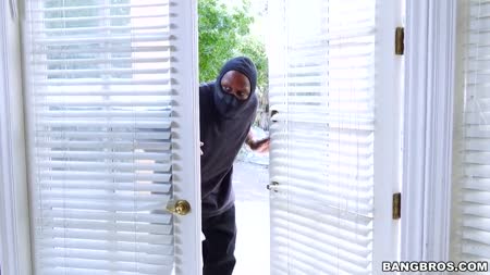 Девочка не испугалась грабителя и решила с ним трахнуться