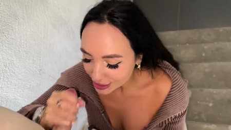 Гламурная брюнетка не постеснялась сделать минет в подъезде