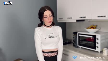 Миловидная русская брюнетка хорошо умеет делать минет №2