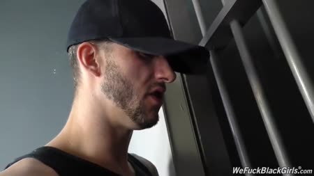 Похотливая заключенная с радостью отведала члены надзирателей №1