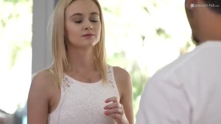 Молодая худенькая блондинка красиво залезла на пенис №1