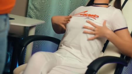 Брюнетка дрочит хер ногами и делает старательный минет №1