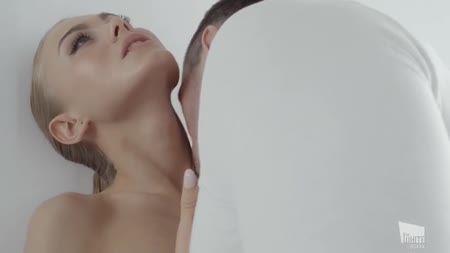 Худенькая чика седлает парню лицо и наслаждается оргией №1