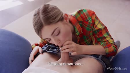 Молодая русская бабенка красиво умеет делать минетик