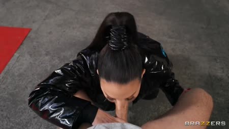 Горячая милфа отсосала целой толпе мужиков