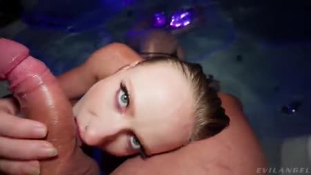 Гламурная сучка прямо из бассейна начинает сосать