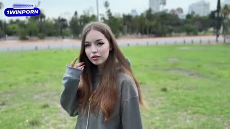 Паренек соблазнил красивую молодую девушку на прогулке №1