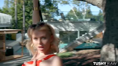 Блондинка пробует на попке дилдо и отдается случайному зеваке №1