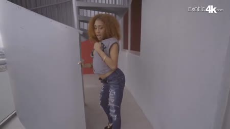 Молодая африканка хорошо умеет трудиться ротиком и узкой вагинкой №1