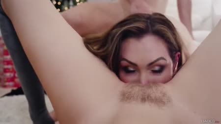 Молодые девки соблазнили паренька на новогоднюю групповуху втроем №5