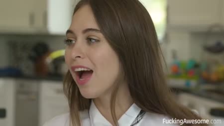 Студентка мастурбирует на унитазе и переключается на большой член №1