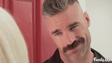 Усатый мужик обольстил молодую гостью и уложил ее в койку №1