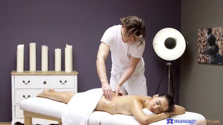 Массажист нежно пристроил член в дырочку молодой пациентки №1