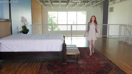 Рыжая красотка раскачивает робкого друга на перепихон №1