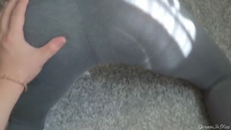 Молодая девушка в лосинах эротично качает свою попку №8