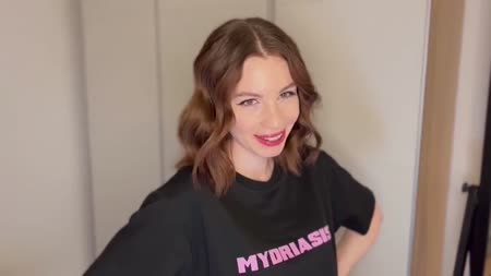 Немного фильтра и бабенка уже сосет чуваку перед зеркалом