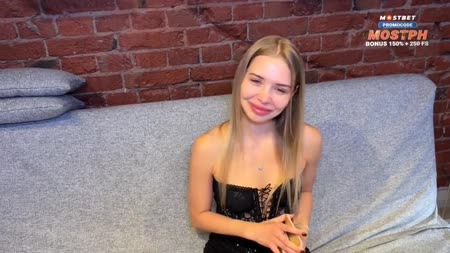 Девочка в красивом платье показала свое мастерство №2