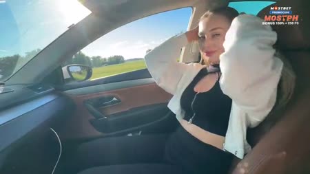 В таких штанишках телочка быстро нашла себе попутчика на дороге