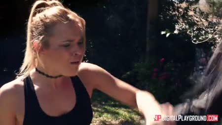 Несносная Romi Rain развела копа на секс во дворе дома №1