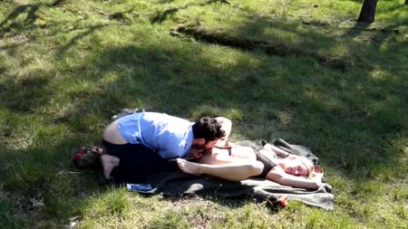 Симпотная блонди замутила с другом отличный порно пикник